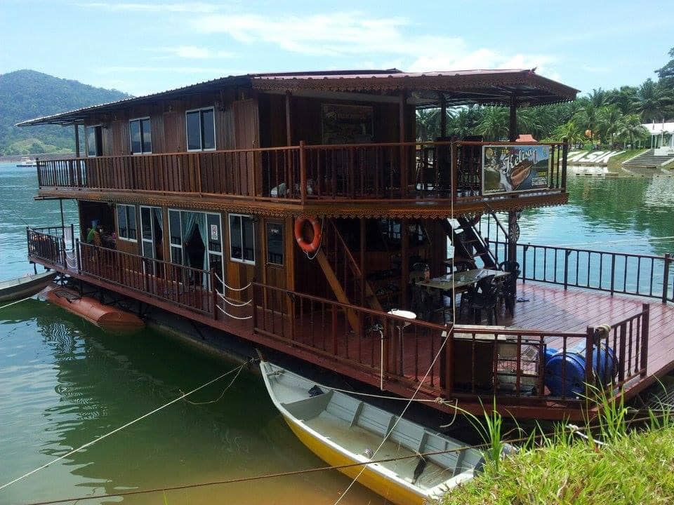 Exploring-the-Wonders-of-Kenyir-Lake-houseboat